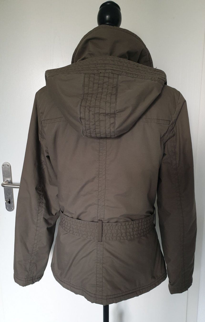 H&M Giacche: leichte Jacke khaki Gr. 38 – Usato da Lohn SH venduto da Svalmi 2