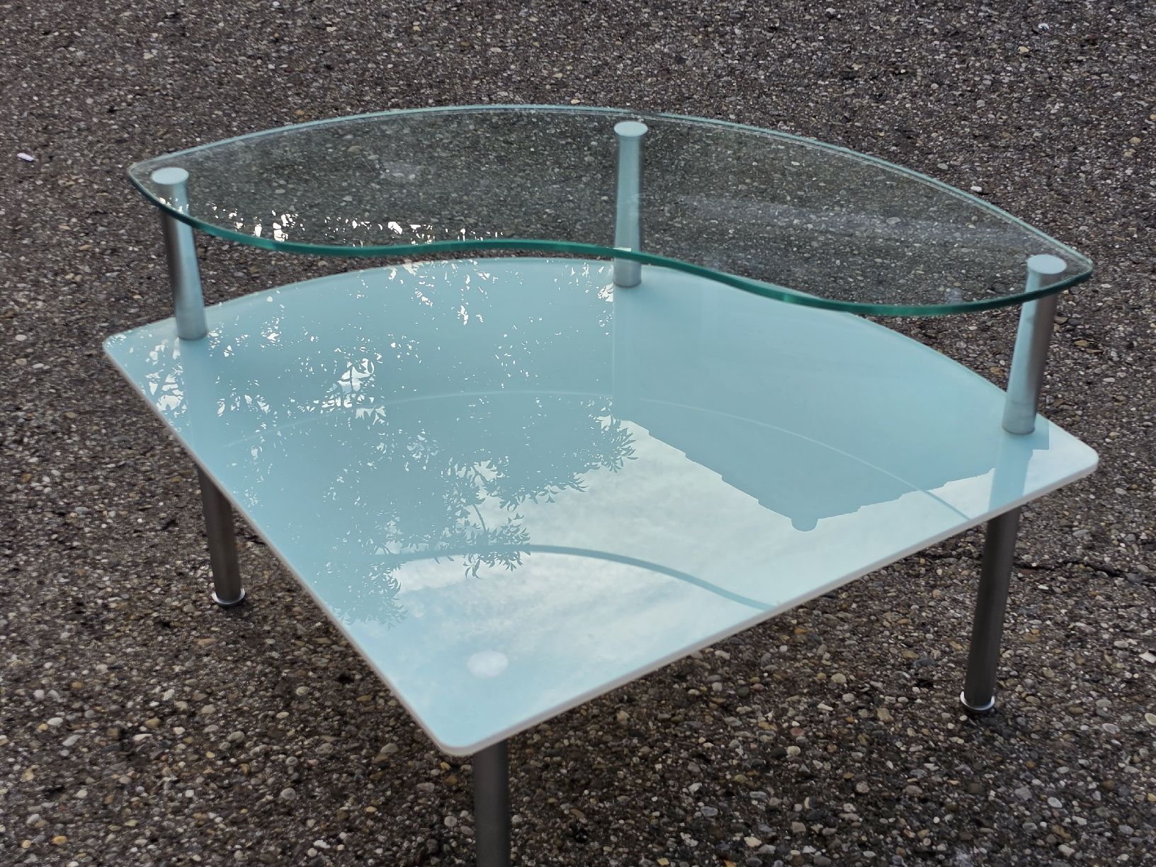 Tavoli: Tisch Glas hellblau mit Glasplatte abgerundet Metallfuss – Usato da Mettlen venduto da elios0888 9