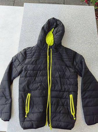 Steppjacke mit Kapuze in Grösse 146 / 152