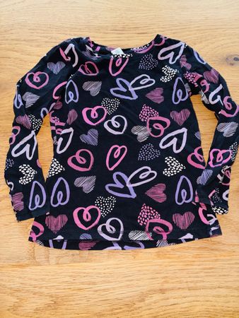 Mädl. Langarmshirt schwarz mit Herzli Gr. 116 (5-6 J.) Frühl