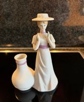 statues en porcelaine femme avec vase à fleurs / 17 cm