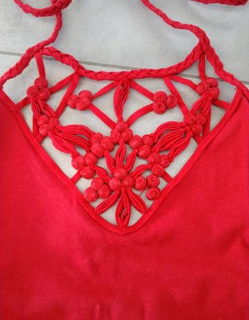 Top rouge dos nu rouge, plastron broderie Mango L