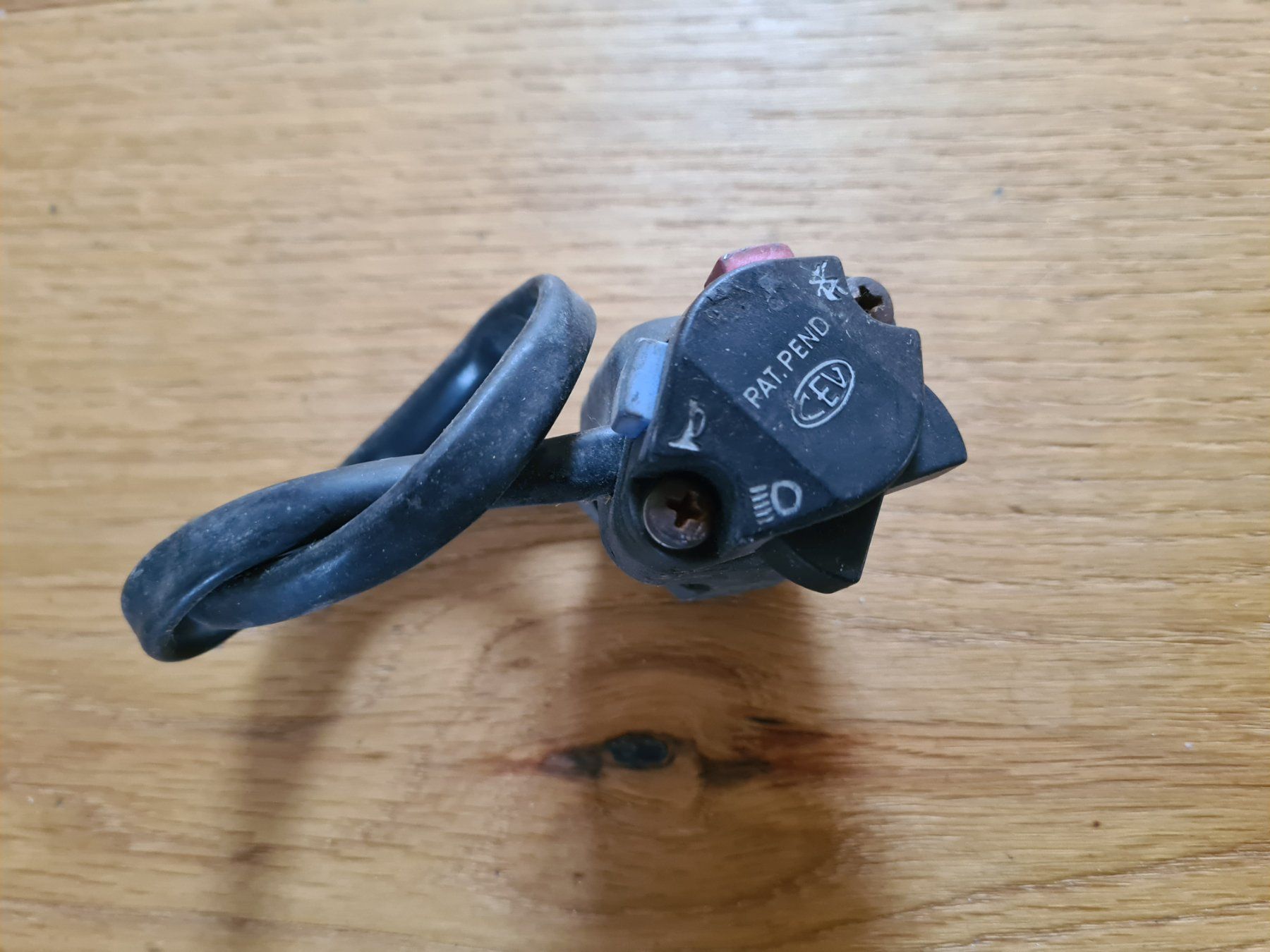 Pony Cyclomoteurs: Schalter CEV schwarz, zb. Pony – D'occasion à frümsen par Sailem