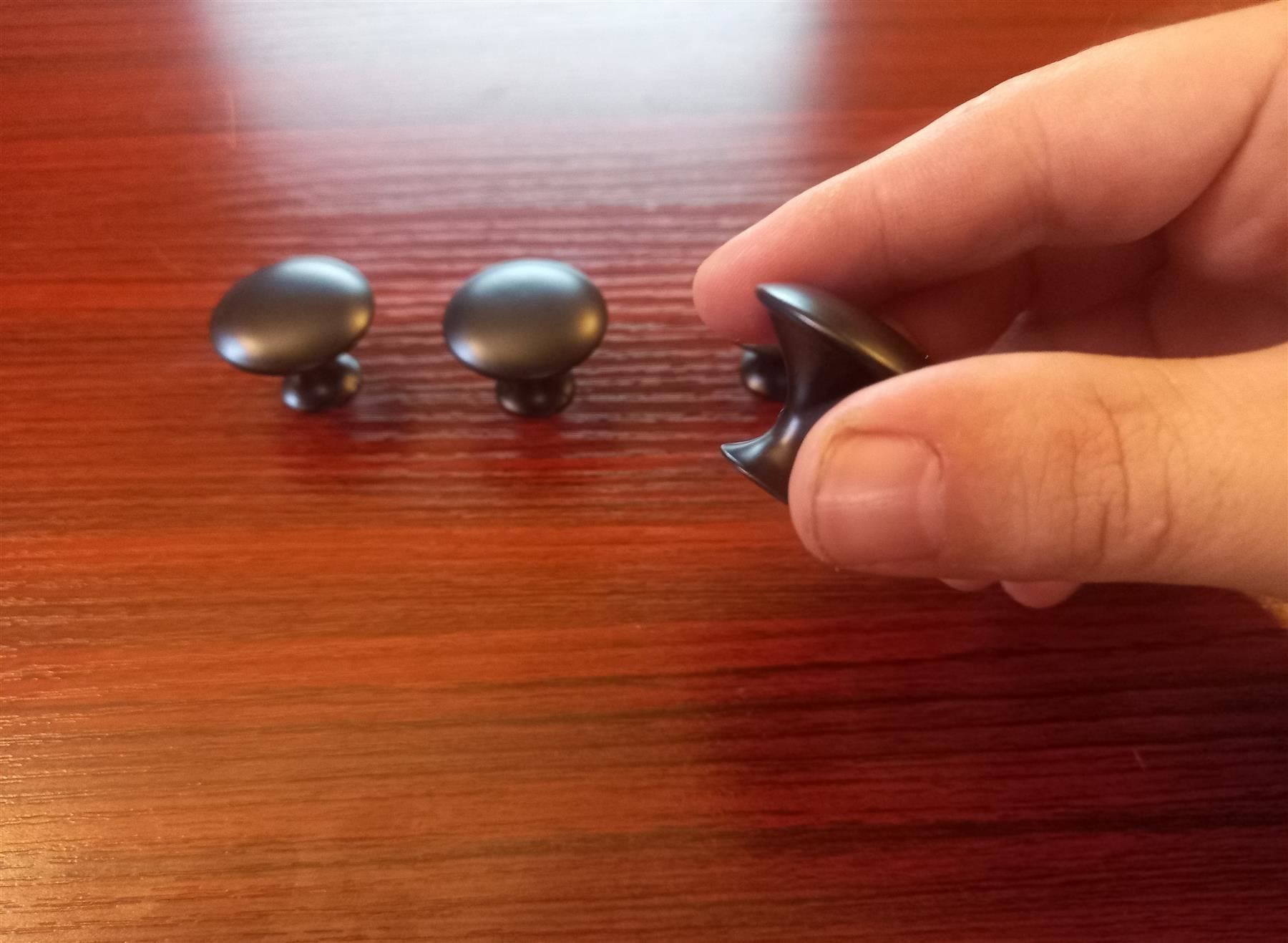 Ferramenta: 20x schwarze Möbelgriffe / Poignée noir pour meuble – Nuovo e nell'imballaggio originale da Lausanne venduto da batishop 2