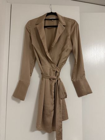 Robe Guess couleur champagne taille S 