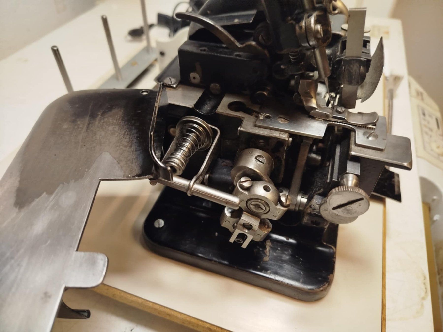 Nähmaschinen: Machine à coudre (nr 13 ) – Gebraucht aus La Chaux-de-Fonds von Emmaus2300CDF 1