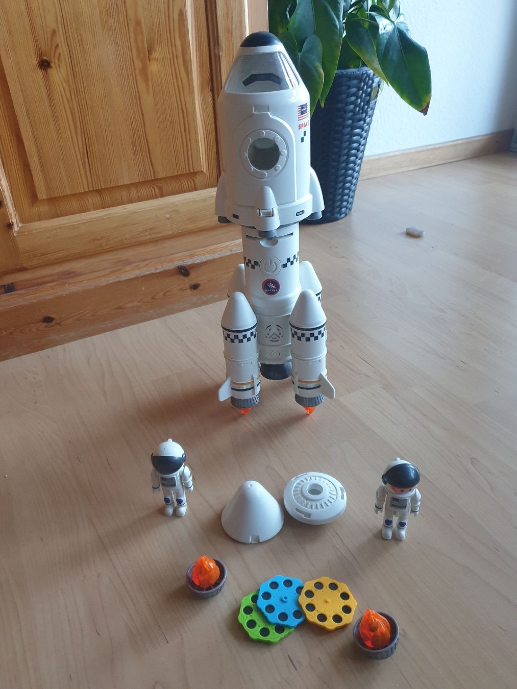 Spielzeuge: Spielzeug Rakete mit Projektionsfunktion – Gebraucht aus Davos- Platz von Bentschi86
