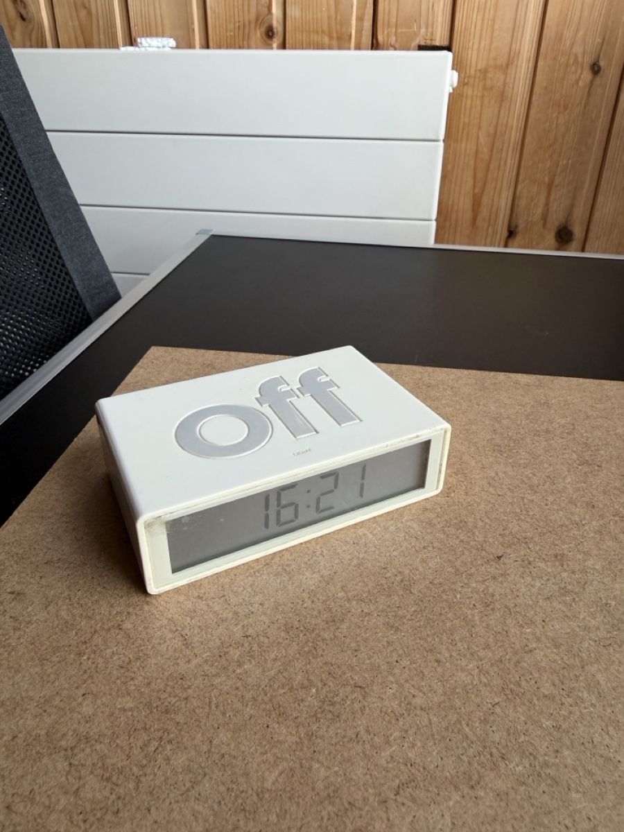 Sveglie: Orologio Digitale Bianco - Design Minimalista e Moderno – Usato da Dübendorf venduto da stoiran