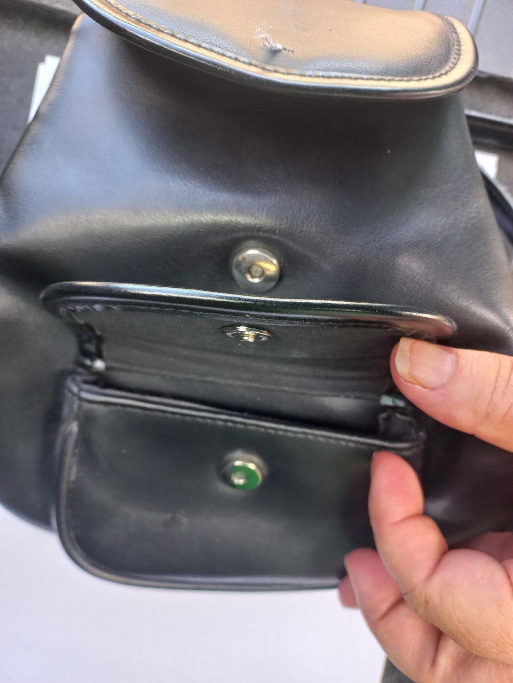 Zaini: Rucksack klein schwarz – Usato da Niederdorf venduto da ladyblue76 1
