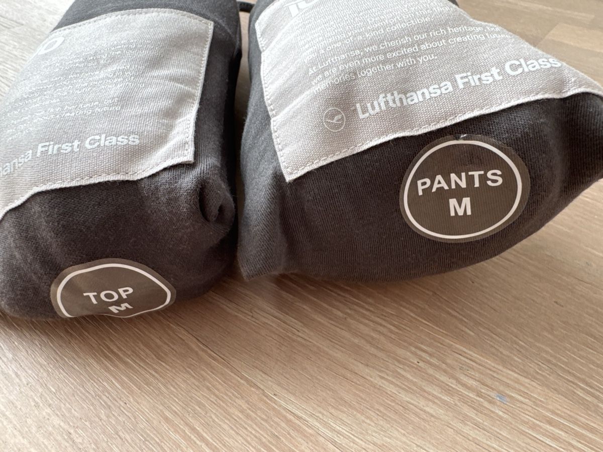 Pyjamas: Loungewear von Lufthansa First Class Grösse M – Neuf avec emballage d'origine à Birmensdorf ZH par Orion999 1