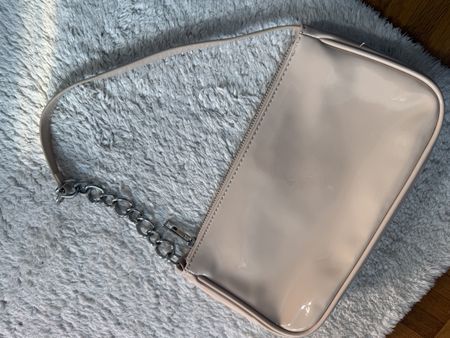 Trendige Y2K Baguette Tasche in Pastellrosa mit Kette