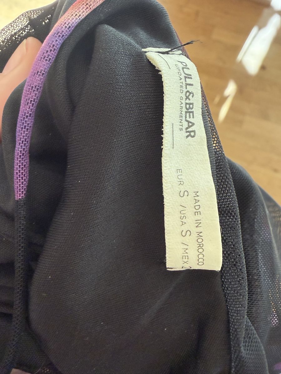Pull&Bear Top: Haut Pull and Bear fleuri noir taille S – Nuovo (secondo la descrizione) da Martigny venduto da O96 2