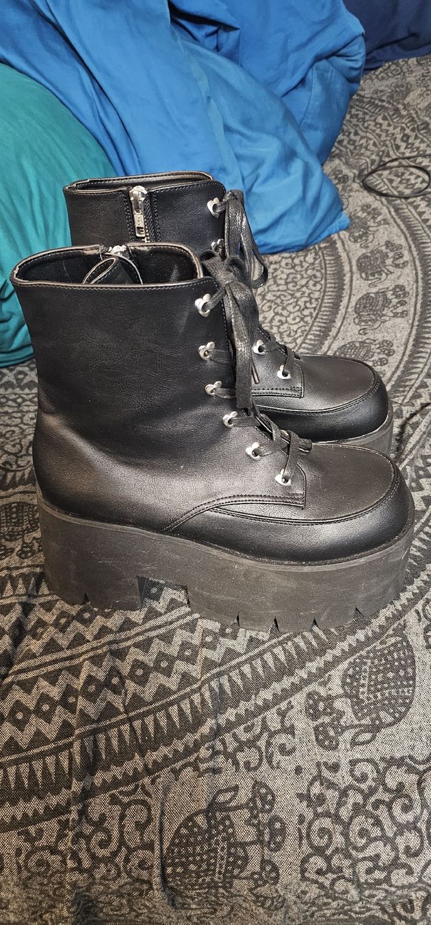 Scarpe da donna: Demonia Gr.41 Stiefeletten Gothic Neu – Nuovo (secondo la descrizione) da Zürich venduto da Daniela51 1