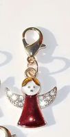 Charm roter Weihnachtsengel