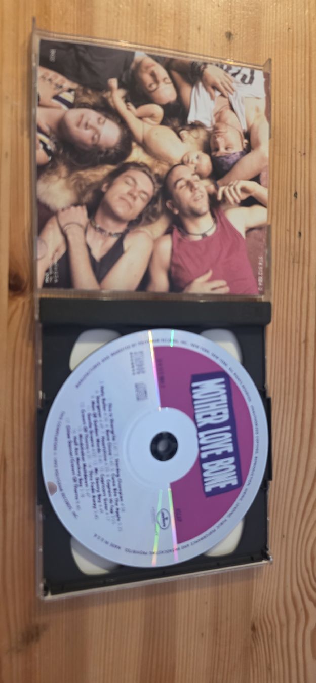 CDs: Mother Love Bone Compilation CD Rare 1992 Vg++ – Gebraucht aus Yvonand von RF-VINYL 3