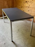 Tisch Metall dunkelgrau, Gestell silber. Sehr stabil.