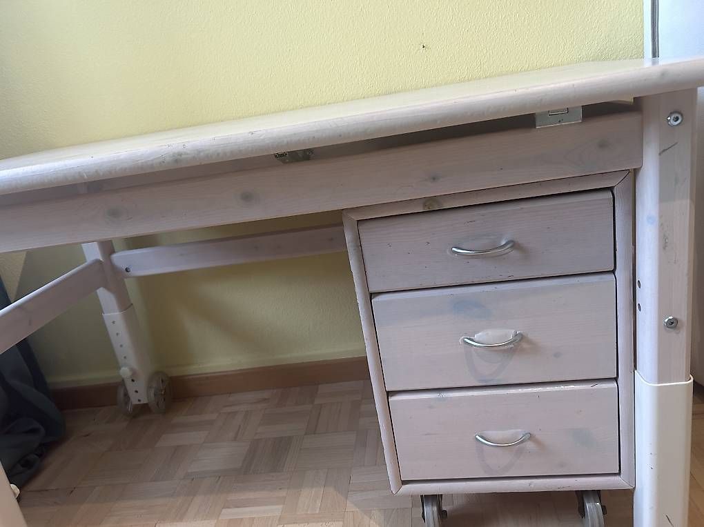 Scrivanie: Kinderschreibtisch mit Schubladen & Stuhl – Usato da Zürich venduto da Jeannine81 1
