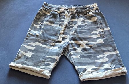 Gr. L Camouflage-Shorts von Cotton & Silk