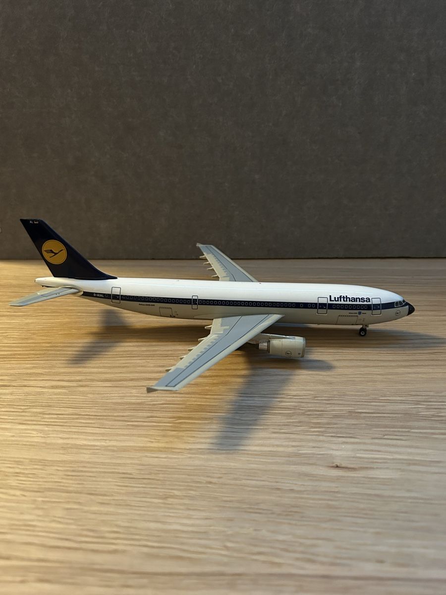 Airbus Kit di modellismo & Modellini statici: Airbus A340 , Massstab 1:200 – Usato da Ennetbaden venduto da pau_h6gg 1