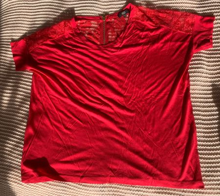 Haut rouge dentelle manche courte
