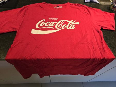2 COCA COLA T SHIRT 2XL ROT UND SCHWARZ ZUSTAND WIE NEU