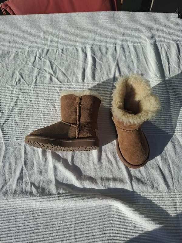 Ugg Scarpe da uomo: wunderschöner UGGS UGG Kinder Schuh EU29 – Usato da Oberaegeri venduto da nilzholgersson 1