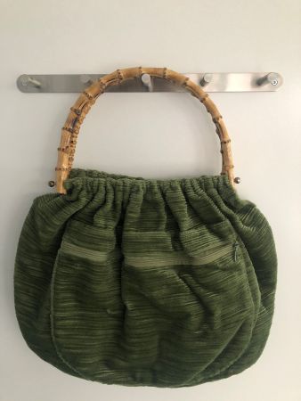 Vintage Handtasche Cordsamt olivgrün, mit Bambusgriffen