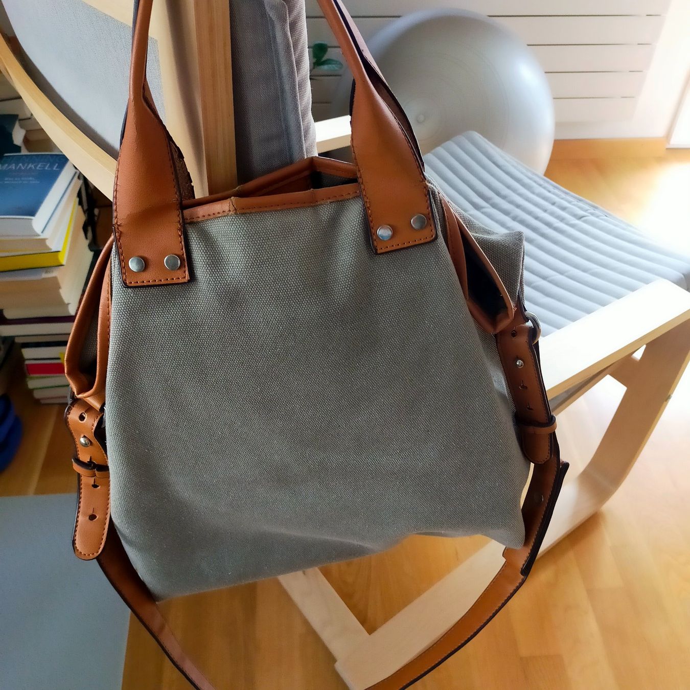 Taschen für Damen: Tragetasche mit verschiedene Innenfächer – Gebraucht aus Zürich von cas_9jbv