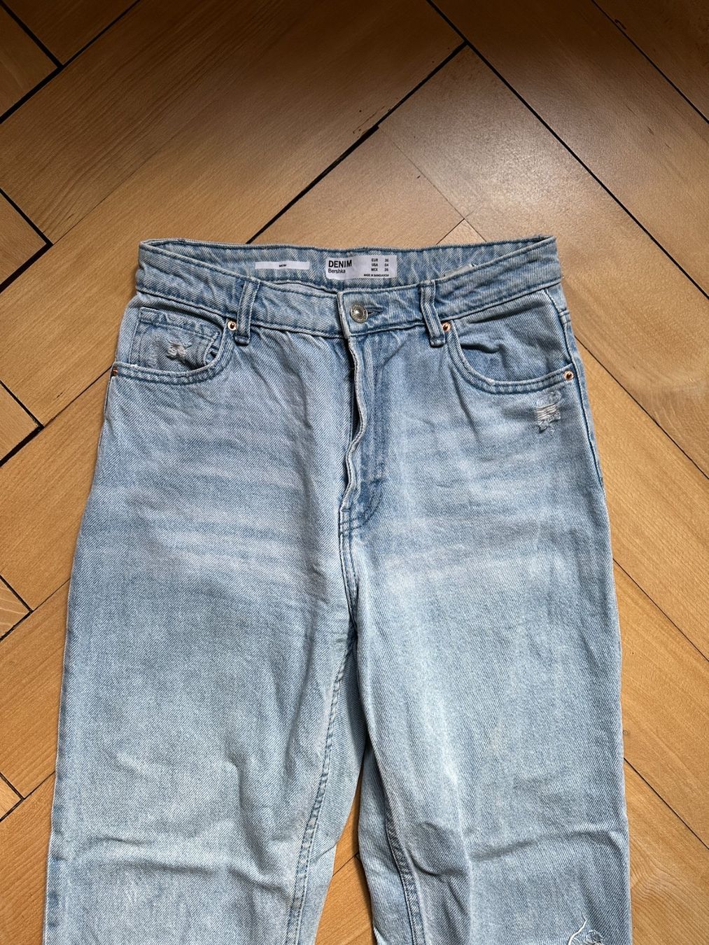 Bershka Jeans: BERSHKA - Mom Jeans hellblau 36 – Usato da Zürich venduto da Diazaio 1