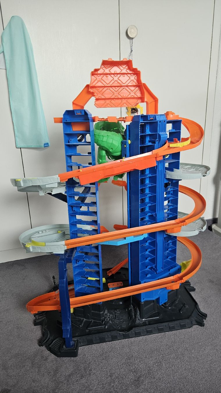 Hot Wheels Giocattoli: Hot wheels Ultimate Garage mit T-Rex – Usato da Hünenberg See venduto da edemaria 3