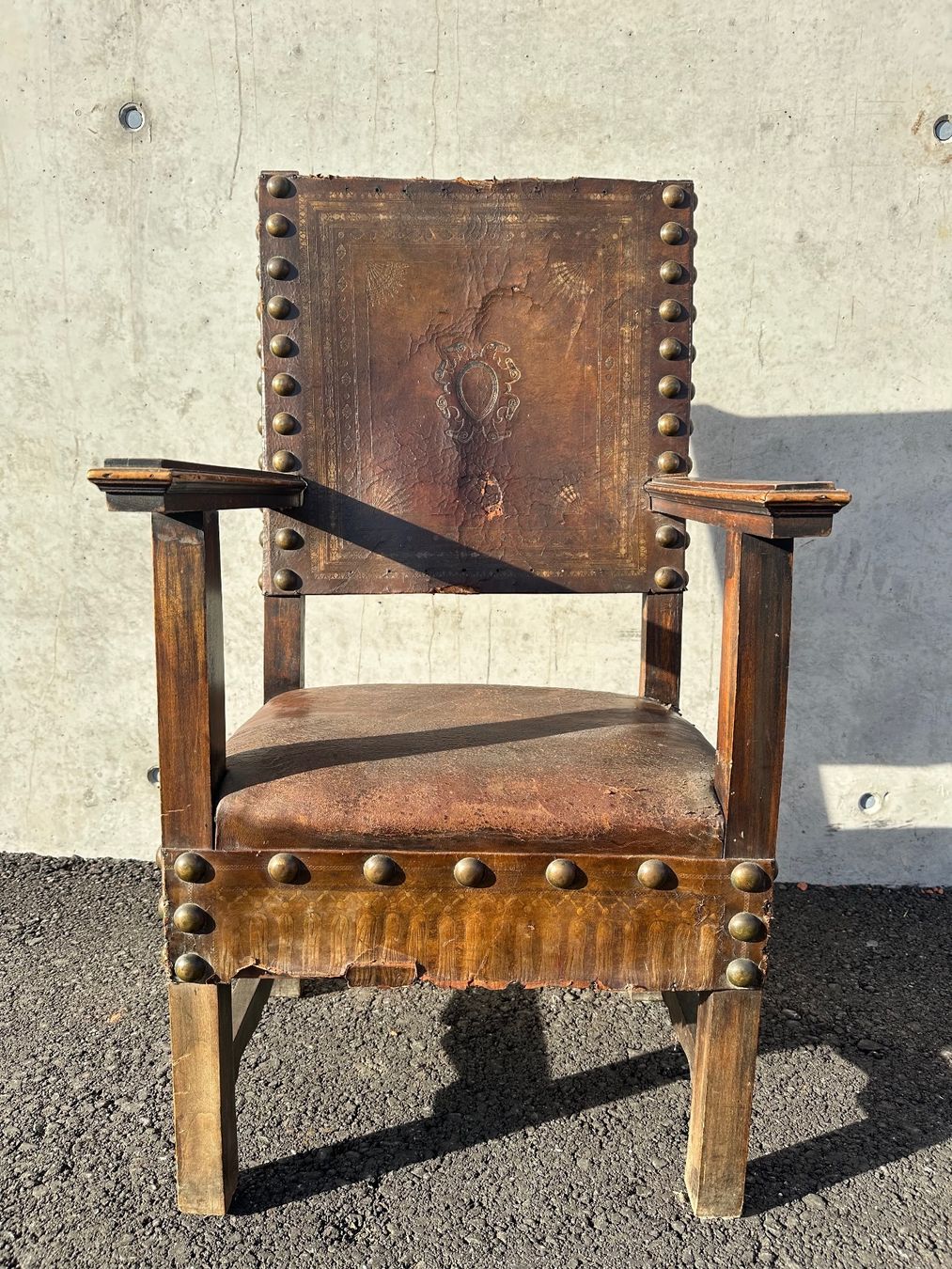 Poltrone: Beeindruckender Thronsessel, Leder & Messing  Toller, antike – Usato da Laufenburg venduto da industrial-silence 1