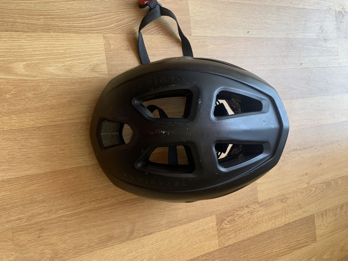 Decathlon Caschi: decathlon black bicycle helmet – Usato da Ostermundigen venduto da lucy.walsh