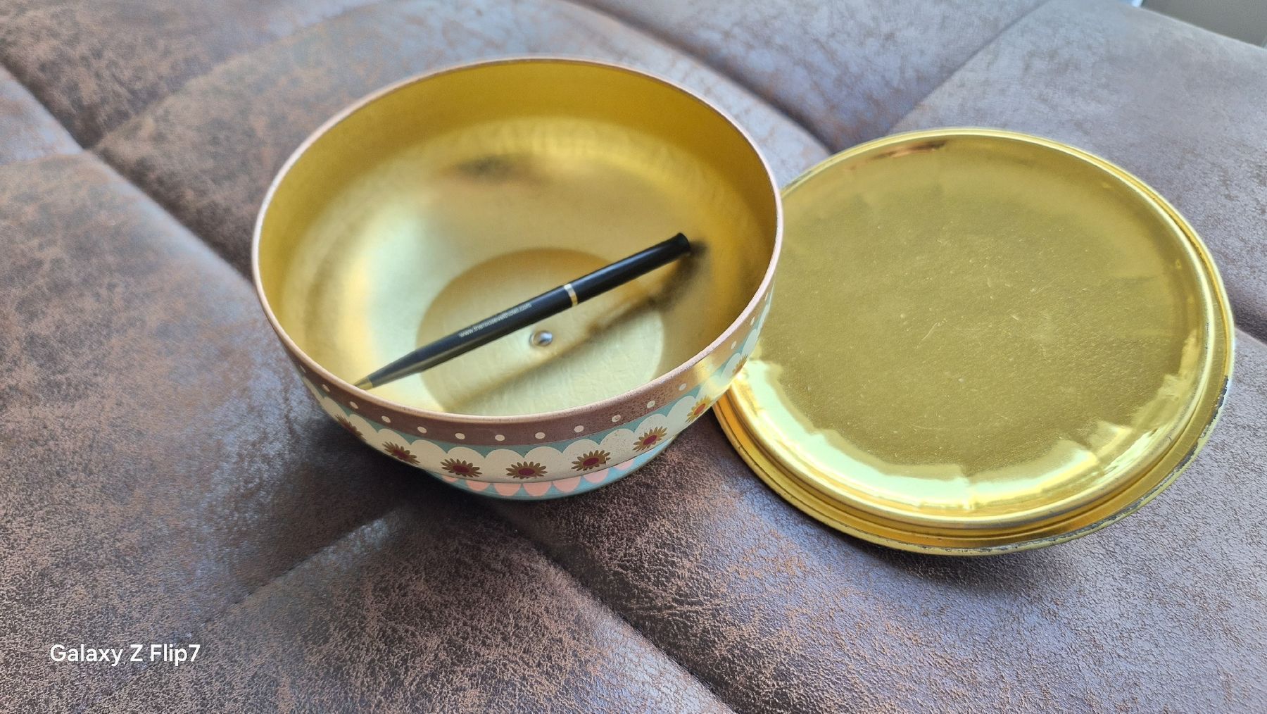 Dosen: Boîte décorée vintage avec couvercle et poignée – Gebraucht aus Avry-sur-Matran von cec_nhz8 5