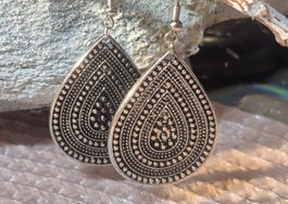 Orecchini a goccia color argento decorati nuovo stato