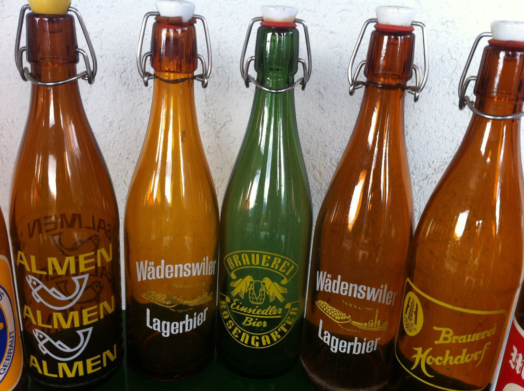 Bicchieri, Caraffe & Bottiglie: 10 verschiedene alte Bierflaschen mit Bügel – Usato da Brunnen venduto da Artemis53 2