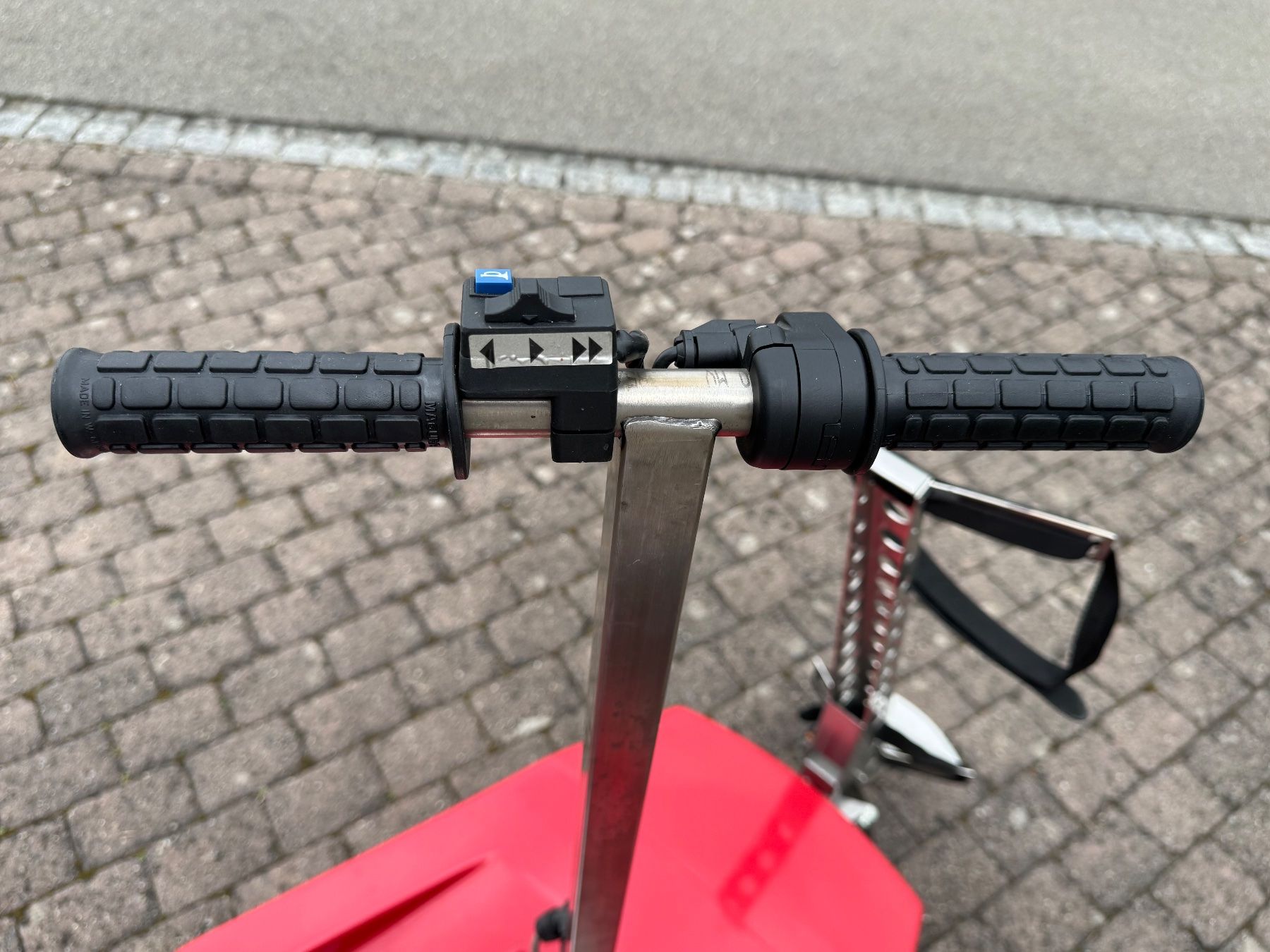 Veicoli elettrici: Golf Caddy - elektrisch, leicht, kompakt und rot – Usato da Waltenschwil venduto da Caddy26 7