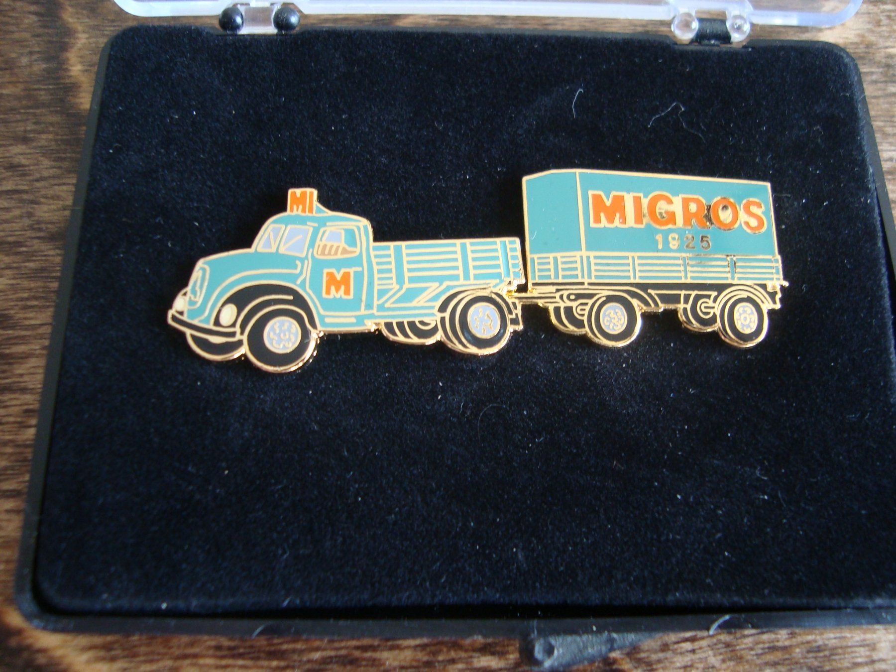 Placchette & Badge: Pin's camion Migros – Nuovo (secondo la descrizione) da Fribourg venduto da ruswil007