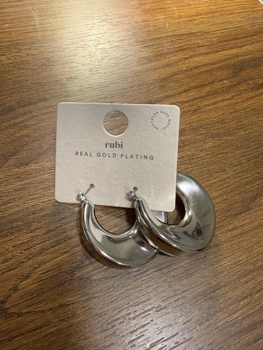 Orecchini pendenti & Orecchini a lobo: Shiny Silver Mid Hoop Earrings – Nuovo e nell'imballaggio originale da Zürich venduto da dam_t7hk 1