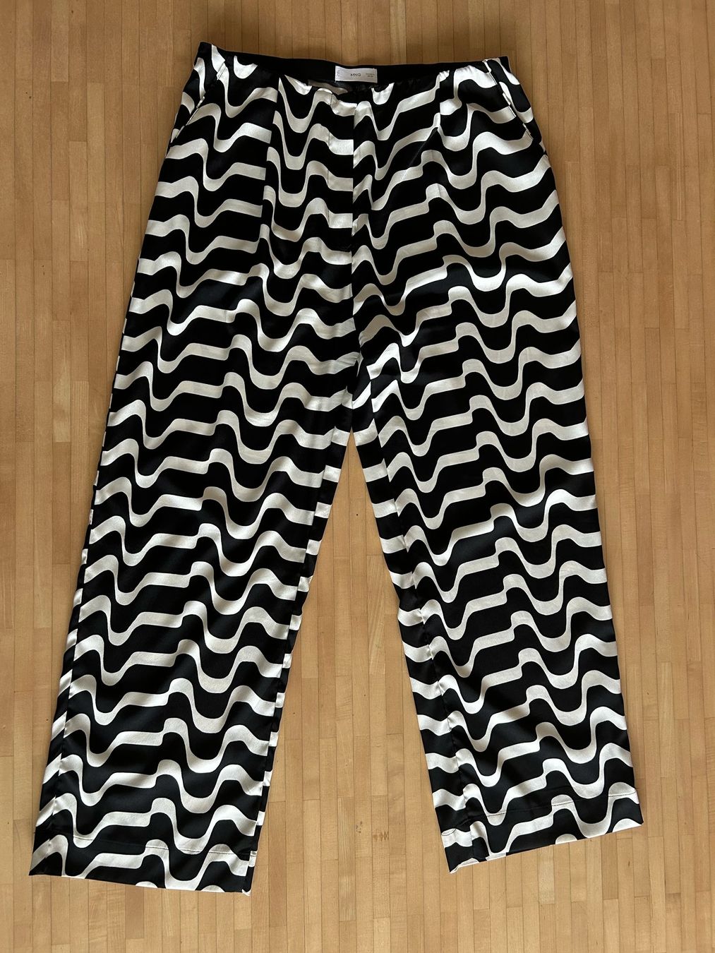 Mango Hosen: Mango Stoffhose schwarz weiss Grösse XL – Gebraucht aus Wädenswil von coconut1289