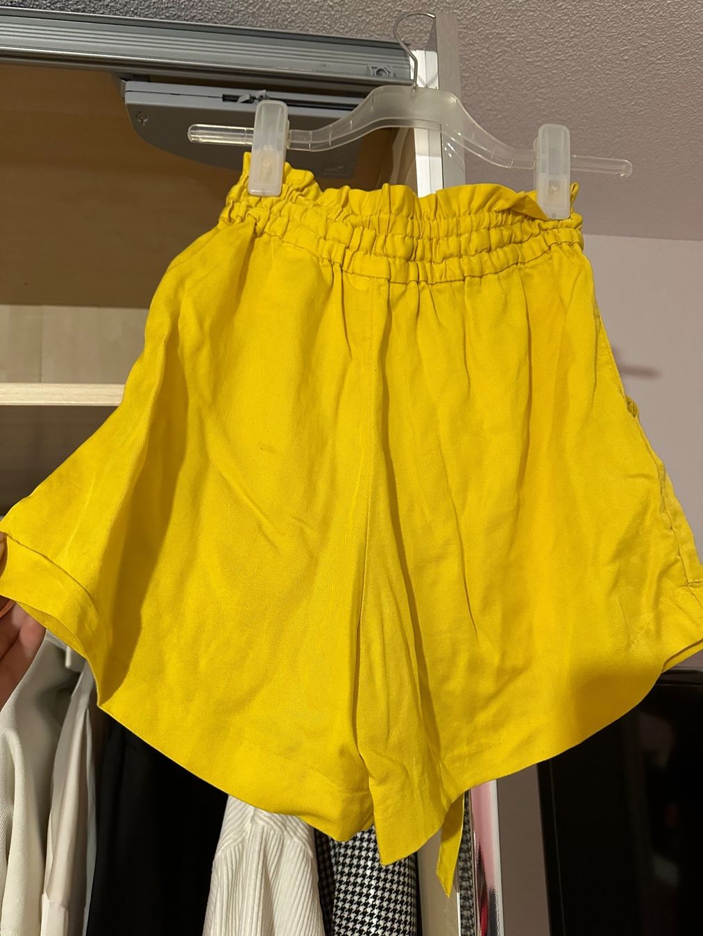 H&M Hosen: Gelbe Shorts Damen – Gebraucht aus Triengen von nes_l8cj 3