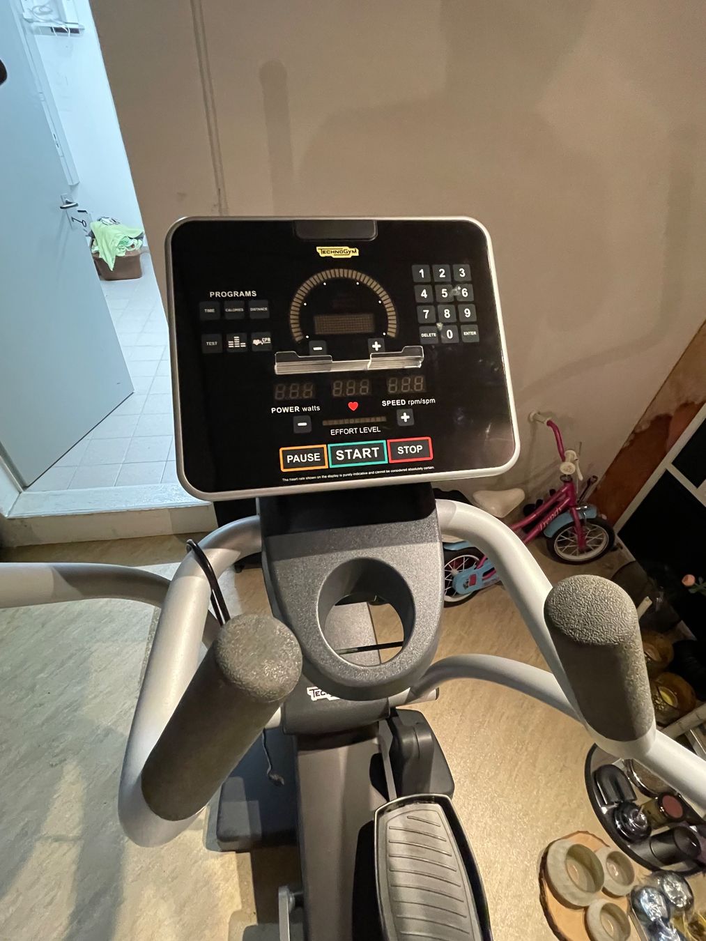 Technogym Vélos d'appartement: Letze chance!Crosstrainer Technogym Gebrauchter Zustand – D'occasion à Diessbach b. Büren par martin2286