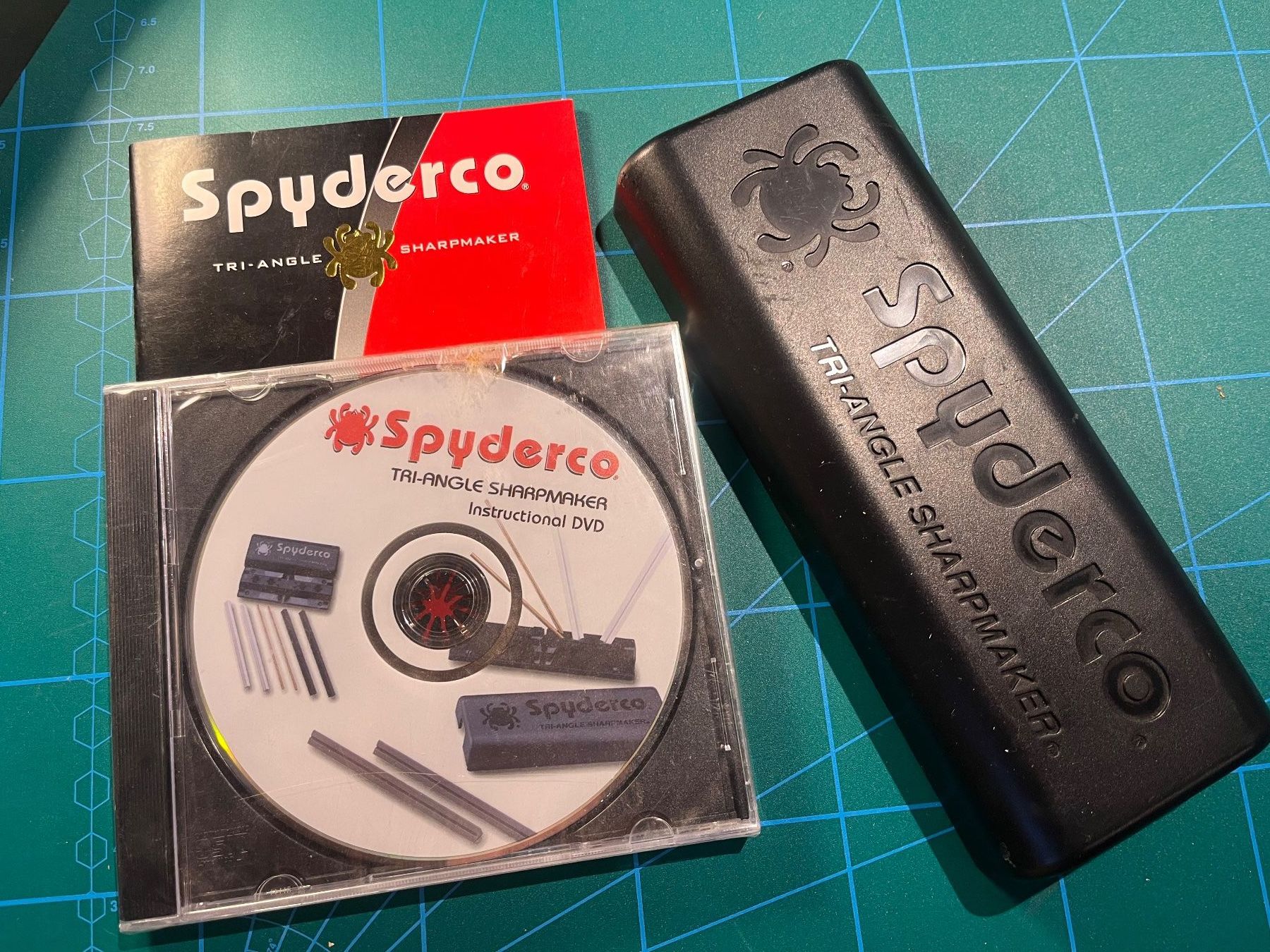 Spyderco Accessori: Spyderco Tri-Angle Sharpmaker Schleifstein Abziehstein – Usato da St. Niklaus VS venduto da wildholzmann