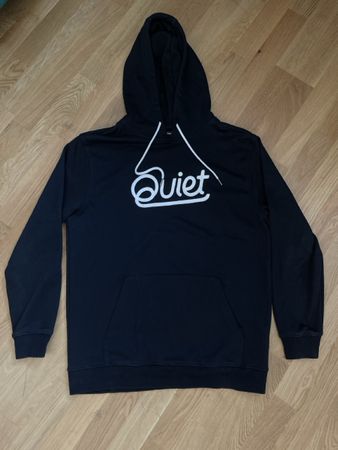 Schwarzer Hoodie mit Aufdruck "Quiet" - Top Zustand!