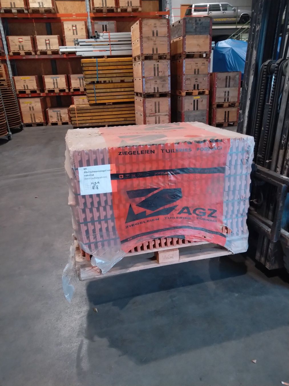 Baustoffe: Dachziegel – Neu und originalverpackt aus Netstal von