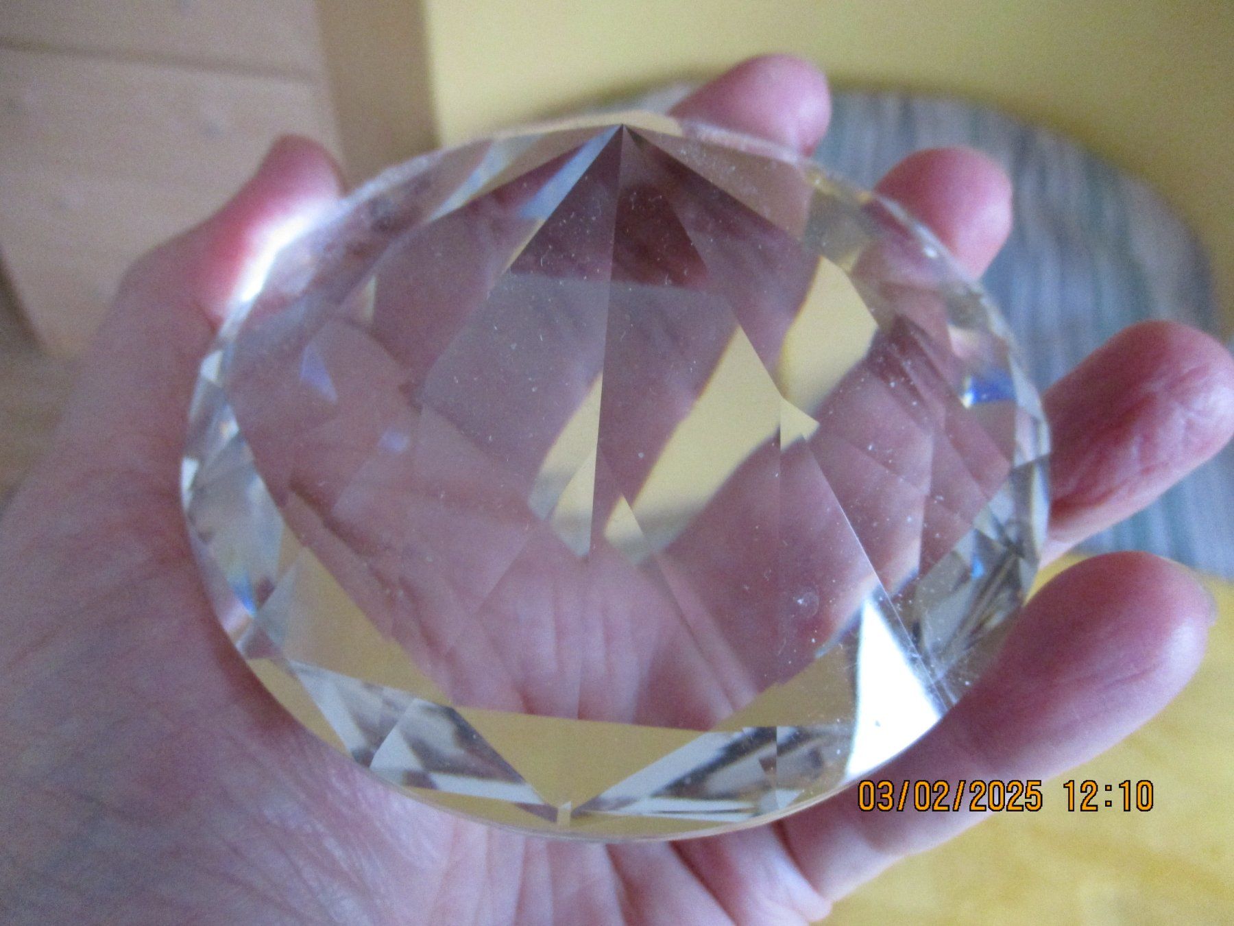Tutte le decorazioni: KRISTALLGLAS-PYRAMIDE MIT SCHÖNEM LICHTEFFEKT – Nuovo (secondo la descrizione) da Safenwil venduto da universum78 2