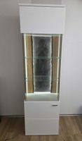Vitrine weiss mit Beleuchtung und Glaselementen