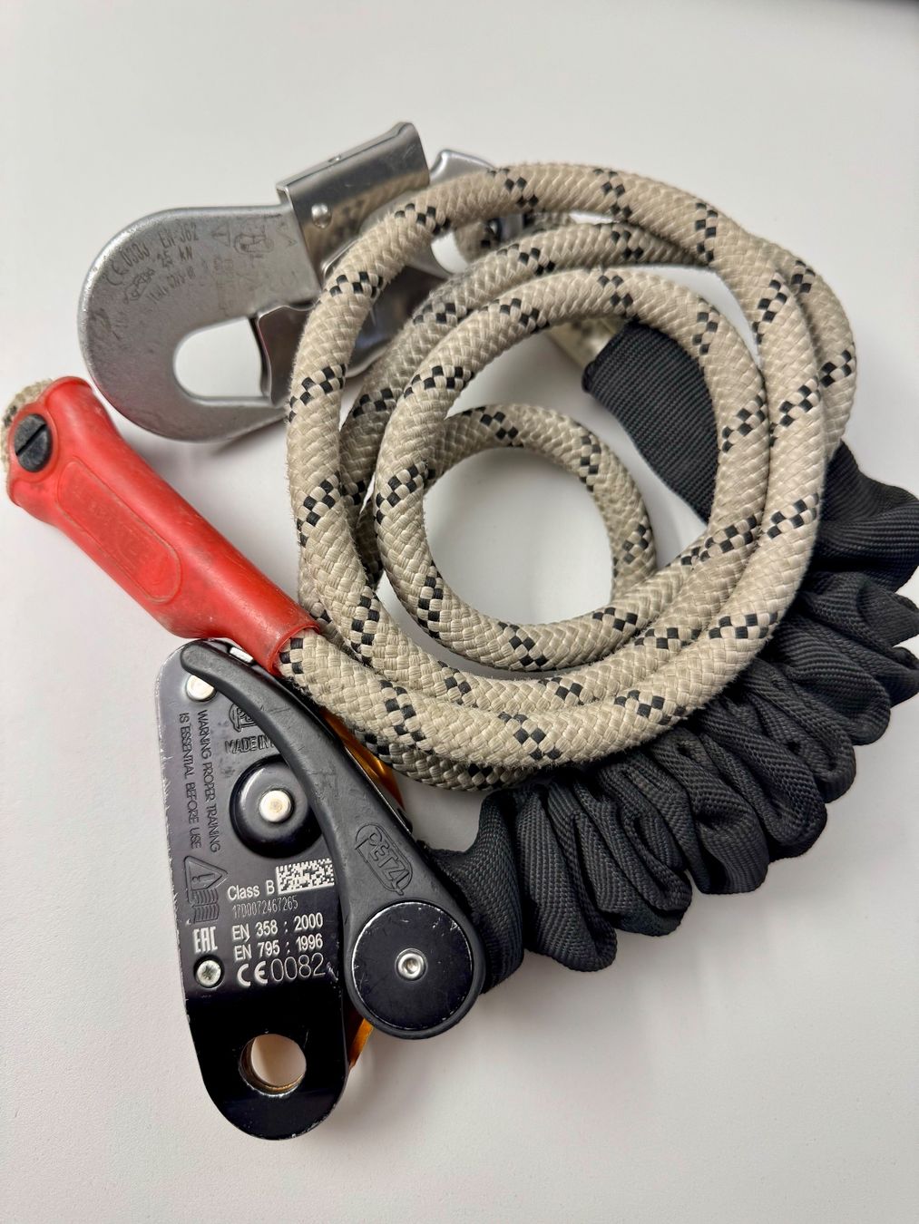 Petzl Kletterausrüstungen: Petzl GRILLON HOOK 2 m Occasion – Gebraucht aus Rothenthurm von WalterliTell 1