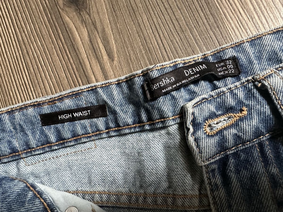 Bershka Pantalons: Jeans-Shorts Gr. 32 von Bershka – D'occasion à Schaanwald par ael248 1