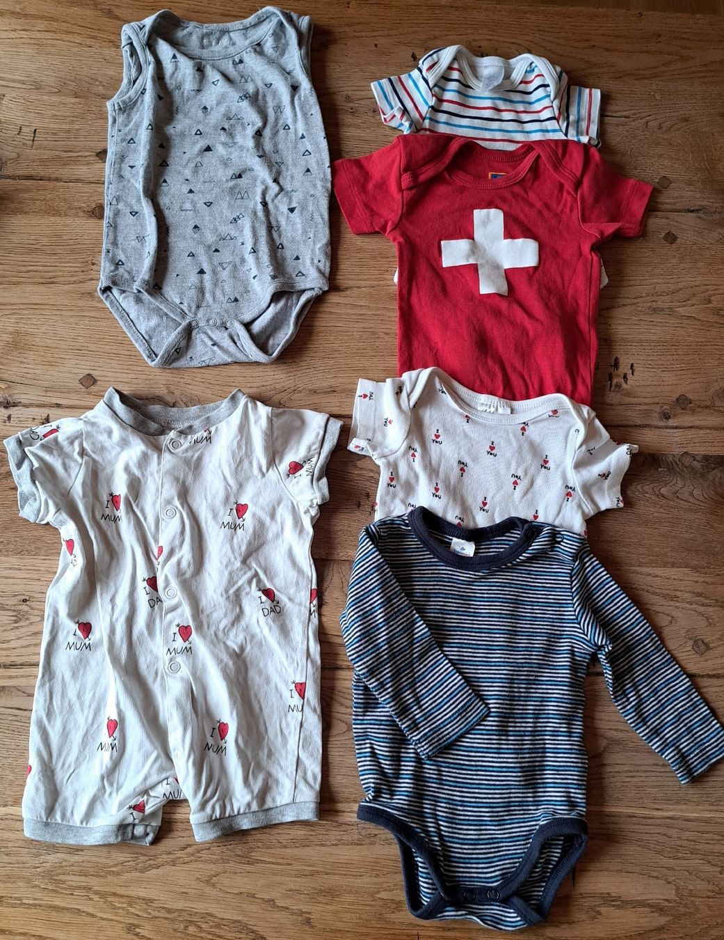 Lotti & Set di vestiti: Kleiderpaket Jungen Grösse 56/62 – Usato da Näfels venduto da Boldogan 2