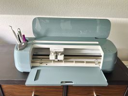 Cricut Maker 4 mit viel Zubehör und 4+ Jahren Garantie